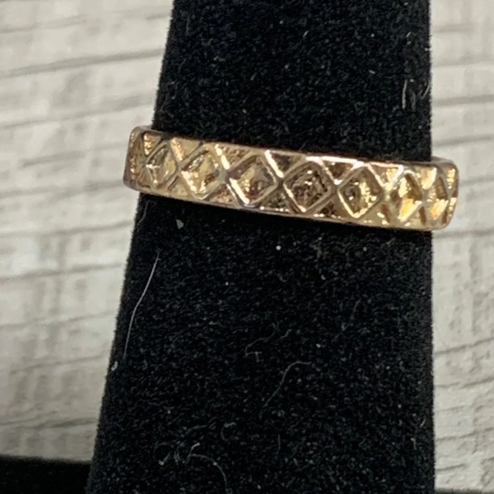 Gold Tone Quilted Diamond Etched Band Ring sz 6.25 Geometric Textured Stackable